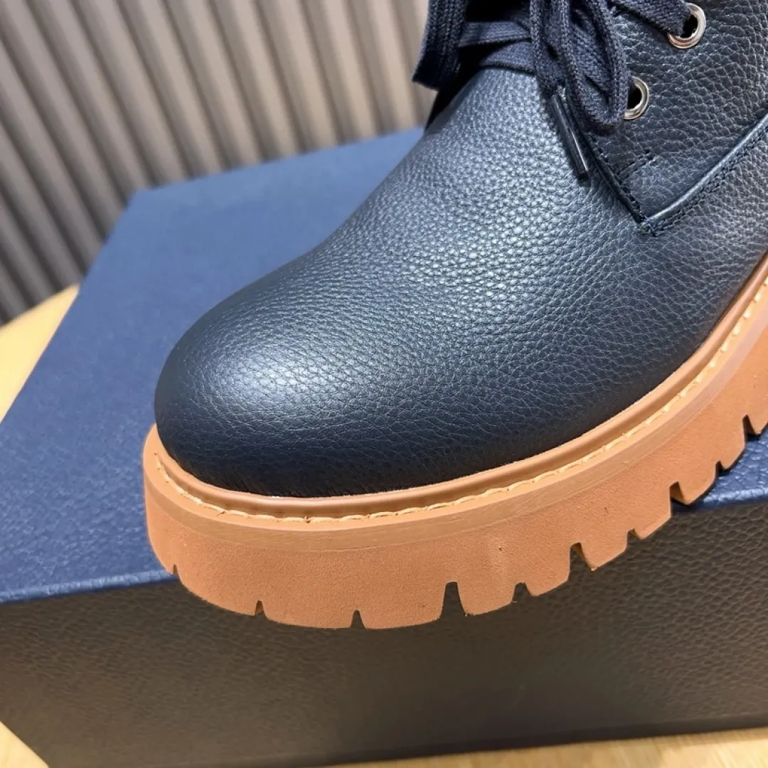Factory P580💰[Dior] Dior ✨ is online simultaneously👏 This latest popular men's boots for autumn and winter are new products in the series and continue Di*r's classic style. The upper is made of original first-layer cowhide and matched with the original anti-slip and wear-resistant rubber outsole. The rear shoe collar and heel are equipped with brand iconic details to enhance the style. Fashionable and versatile. Create a casual look. Size: 38-44 (45 customized)